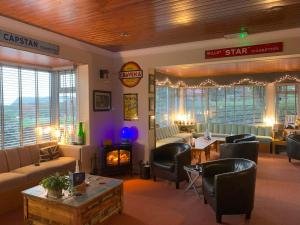 The Headlands Hotel في سكرابورو: غرفة معيشة مليئة بالاثاث و موقد