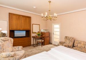 TV a/nebo společenská místnost v ubytování Strandhotel Monbijou GmbH garni