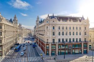 uma vista aérea de uma rua da cidade com edifícios em Matild Palace, a Luxury Collection Hotel em Budapeste