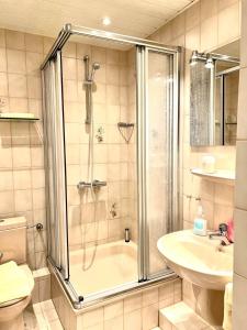 ein Bad mit einer Dusche, einem WC und einem Waschbecken in der Unterkunft Ferienwohnung Glück in Westerland