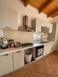 Η κουζίνα ή μικρή κουζίνα στο Appartamento dell' Arco Romano