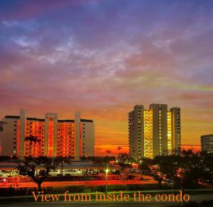 ein Blick auf eine Stadt mit Gebäuden bei Sonnenuntergang in der Unterkunft End Unit Steps from Beach Access w/ No Crazy Beach Prices in Marco Island