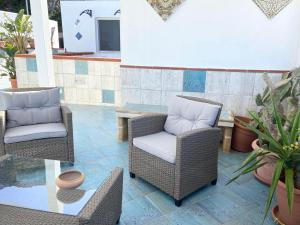 twee stoelen en een tafel op een patio bij Rosa Dei Venti Marettimo in Marettimo