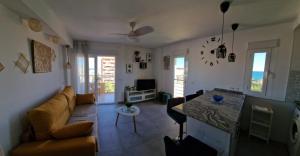 Televízia a/alebo spoločenská miestnosť v ubytovaní Acogedor,Apartamento.Piscina, Vistas, Terraza