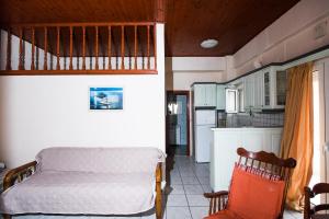アギオス・ゲオルギオスにあるPantelis Apartmentsの小さなベッドルーム(ベッド1台付)、キッチンが備わります。