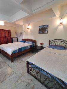 sypialnia z 2 łóżkami w pokoju w obiekcie Tientong Guesthouse w mieście Hua Hin