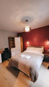 Giường trong phòng chung tại Green Terrace Big Family Apartment