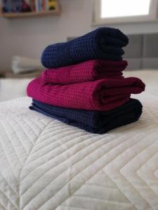 uma pilha de toalhas sentadas em cima de uma cama em Mały Domek Klimatyzacja, Aneks Kuchenny, Parking em Bodzanów