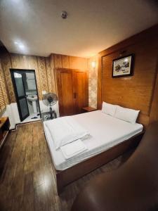 ein Schlafzimmer mit einem großen weißen Bett in einem Zimmer in der Unterkunft Khách sạn Rosy Việt Trì in Việt Trì