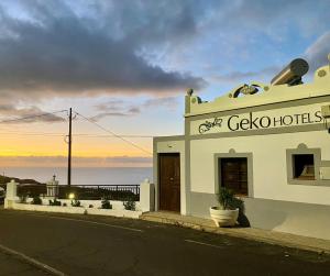 a building on the side of a street with the ocean at Geko Hotels in Los Llanillos