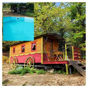 a picture of a play house on a train at La roulotte rose rouge in Valgorge
