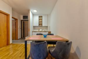 ein Esszimmer mit Tisch und Stühlen in der Unterkunft Vila Zlatibor luxury & spa in Zlatibor