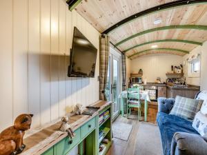 a kitchen and living room in a tiny house at Hoarthorns Hideaway - Uk41687 in Coleford