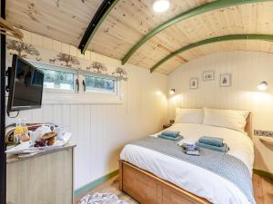 um quarto com uma cama numa pequena casa em Hoarthorns Hideaway - Uk41687 em Coleford