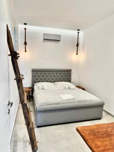 ein Schlafzimmer mit einem Bett in einem weißen Zimmer in der Unterkunft Mykonos Eight in Mykonos Stadt