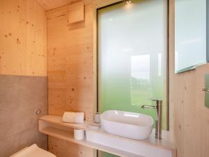 La salle de bains est pourvue d'un lavabo blanc et d'une fenêtre. dans l'établissement The Curve At Caerlaverock Estate, à Glencaple