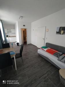 Zimmer mit einem Bett, einem Tisch und einem Esszimmer in der Unterkunft Appartment Bella Italia in Liblar