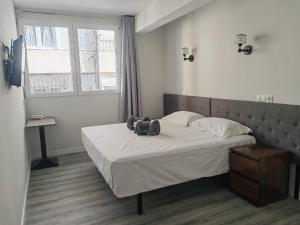 Un dormitorio con una cama con una mochila. en HOSTAL GOLDEN 21***, en Madrid