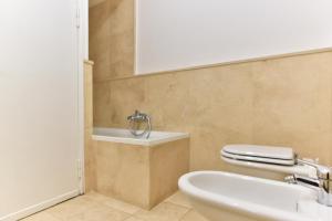 bagno con servizi igienici bianchi e lavandino di Elite Rome apartments 3 a Roma