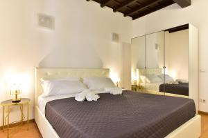 una camera da letto con un grande letto con asciugamani di Elite Rome apartments 3 a Roma
