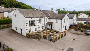 una vista aérea de una gran casa blanca en White Hart Inn, en Bouth