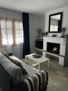 ein Wohnzimmer mit einem Sofa und einem Kamin in der Unterkunft Apartamento 70 Vera Playa in Vera