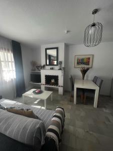 ein Wohnzimmer mit einem Sofa und einem Tisch in der Unterkunft Apartamento 70 Vera Playa in Vera