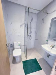 La salle de bains est pourvue d'une douche, de toilettes et d'un lavabo. dans l'établissement appartement haut standing en résidence Cabo Huerto vue sur deux grand Piscine, à Cabo Negro