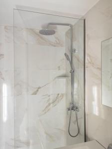 baño con ducha y puerta de cristal en HOSTAL GOLDEN 21***, en Madrid