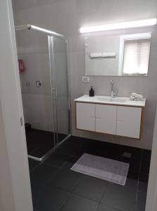 a bathroom with a shower and a sink at צימר ברחובות- Tara ארוח Tzimmer יש ממד במתחם in Rechovot