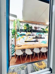 een eetkamer met een tafel en stoelen bij Tenerife Experience Hostel in Santa Cruz de Tenerife