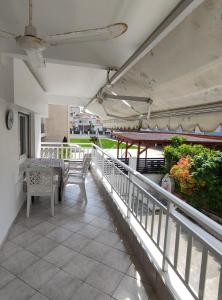 d'une terrasse avec une table et des chaises sur un balcon. dans l'établissement Helena's Apartment 2 Agia Triada, à Thessalonique