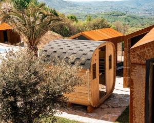 una casa de madera con techo de gambrel en Wine Paradise - Glamping resort, en Marezige