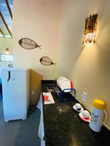 een kamer met een zwarte bar en een koelkast bij BeachResidence- KiteAliCori in Luis Correia