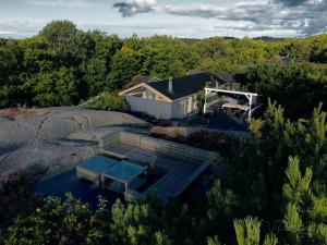 A bird's-eye view of Fantastic Sea Cottage on Justøya Island, Lillesand
