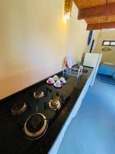 una cucina con fornelli e piano di lavoro di BeachResidence- KiteAliCori , Macapa' a Luis Correia