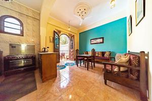 - un salon avec un canapé et une table dans l'établissement Villa Bahri Luxor Apartment, à Louxor