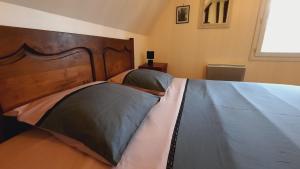 Łóżko lub łóżka w pokoju w obiekcie Maison La Denolais Carnet Mont-Saint-Michel