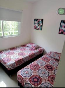 מיטה או מיטות בחדר ב-Hermosa Casa con Aire Acondicionado y WI-FI