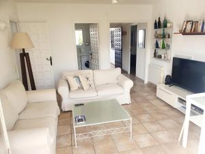Televízia a/alebo spoločenská miestnosť v ubytovaní Apartamento estilo Mediterráneo. Segundo Montañar.