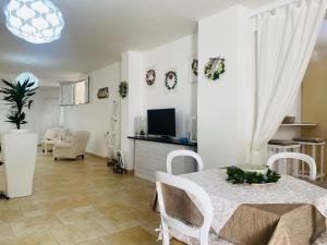 a living room with a dining room table and a living room at Dimora al Mare in Villanova di Ostuni