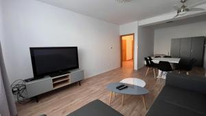 uma sala de estar com uma televisão de ecrã plano num centro de entretenimento em 2 room apartment, near OC Galeria, Petržalka em Bratislava