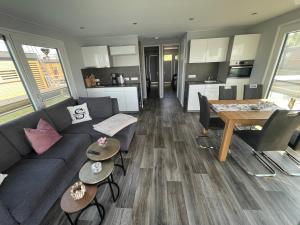 Posezení v ubytování Hausboote am Bärwalder See Traumhaus-mieten