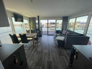 Posezení v ubytování Hausboote am Bärwalder See Traumhaus-mieten