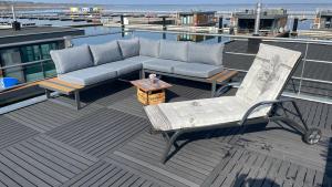 Posezení v ubytování Hausboote am Bärwalder See Traumhaus-mieten