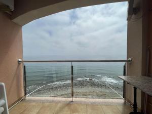 una ventana con vistas al océano en Apartamento a pie de playa con vistas al mar. en Sorvilán