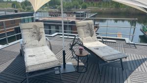 Balkón nebo terasa v ubytování Hausboote am Bärwalder See Traumhaus-mieten