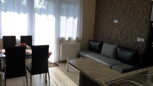 Posedenie v ubytovaní Azur Wellness Apartman
