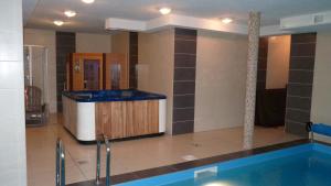 Bazén v ubytovaní Azur Wellness Apartman alebo v jeho blízkosti