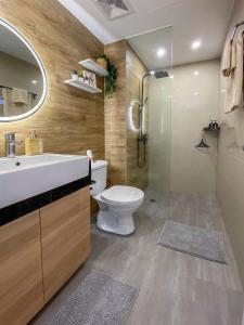 een badkamer met een toilet, een wastafel en een douche bij nJoy! BOHO Luxury at Venice Grand Canal - perfect for business & couples in Manilla